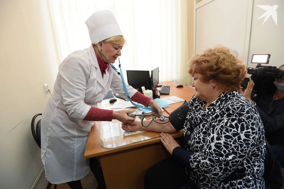 Тому, кто претендует на путевку в санаторий, надо будет дважды обратиться к врачу в поликлинике: сначала взять предварительную справку для постановки на очередь, а перед поездкой в санаторий получить направления на обследования и взять заключение. Фото носит иллюстративный характер.