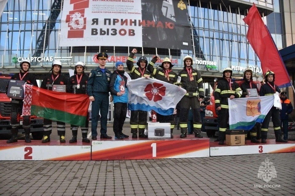 Кировская команда пожарных заняла третье место в международных соревнованиях «Вертикальный вызов». Фото: МЧС России