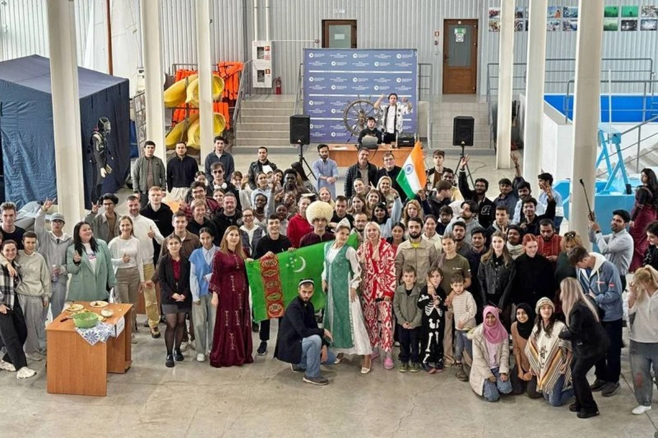 После снимка на память все отправились на международную дискотеку. Фото: sevsu.ru