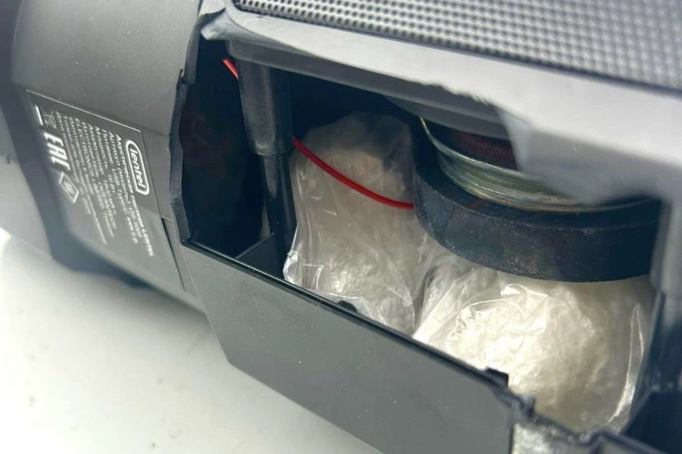 Московские полицейские задержали мужчину с наркотиками в колонке. Фото: ГУ МВД России по Московской области