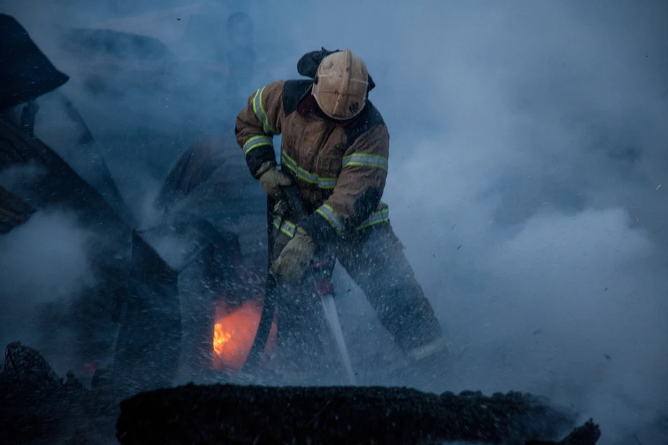 Огонь почти целиком уничтожил дом