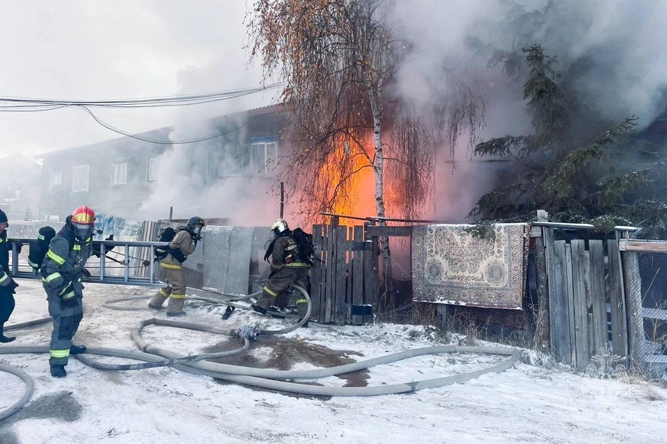 На место происшествия сразу прибыли 54 пожарных и 13 единиц техники Фото: МЧС Якутии