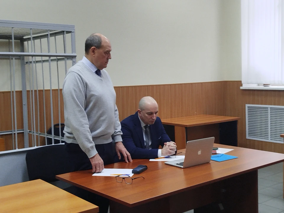 Валерий Янин на суде с адвокатом.