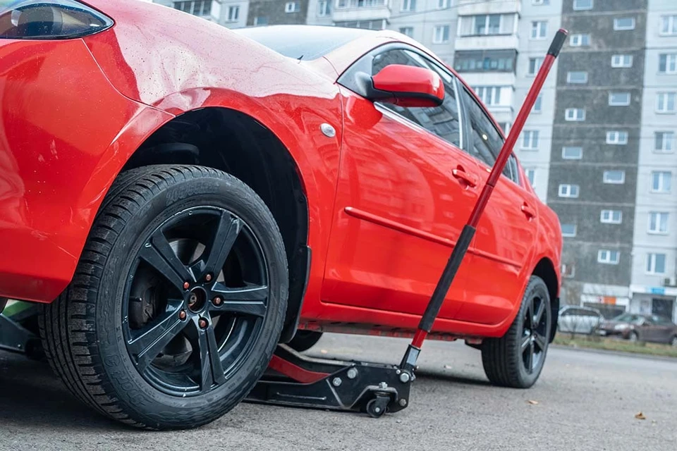 А еще важно проверить давление в шинах.