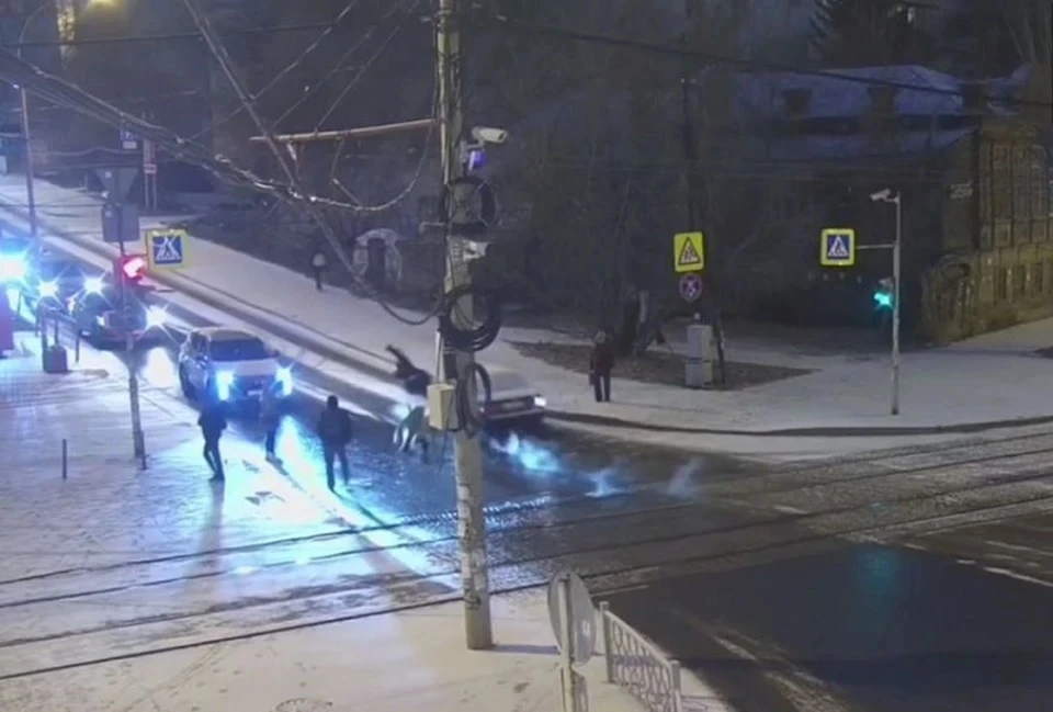 Водитель сбил пешеходов на переходе и скрылся. Фото: «Екатеринбург. Главное»