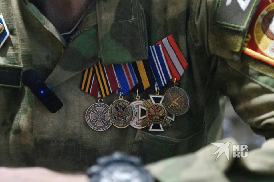 Свердловского бойца обманули мошенники