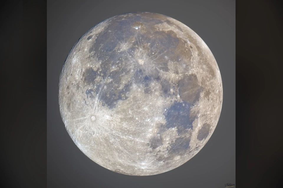 Спутник Земли во всей своей красе. Фото: Владимир ПОРТУАРОВ