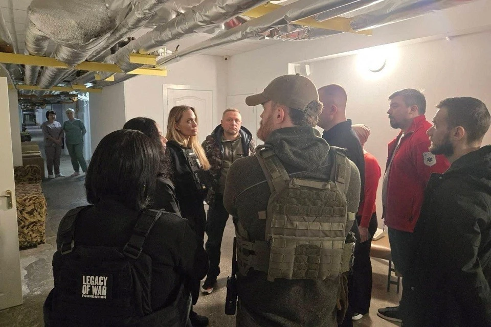 Telegraph: визит Анджелины Джоли в Херсон едва не превратился в хаос