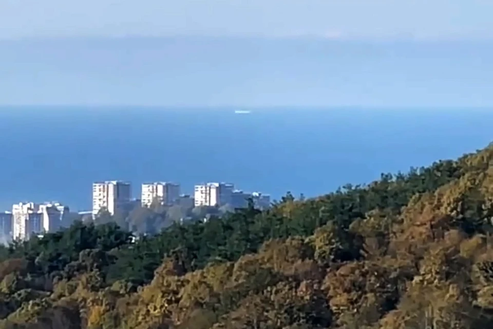 Паром стоит в нейтральных водах почти сутки