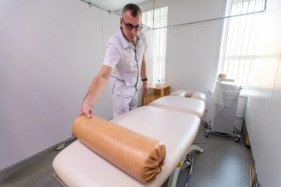 Мальчику делали лечебный массаж, проводили электростимуляцию, механотерапию, парафинолечение, грязелечение, электролечение.