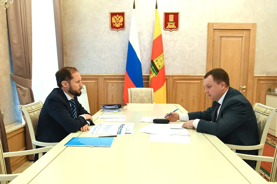 Александр Цветков (справа) доложил Виталию Королеву о ситуации в сфере теплоснабжения. Фото: ПТО/Оксана Стрыгина