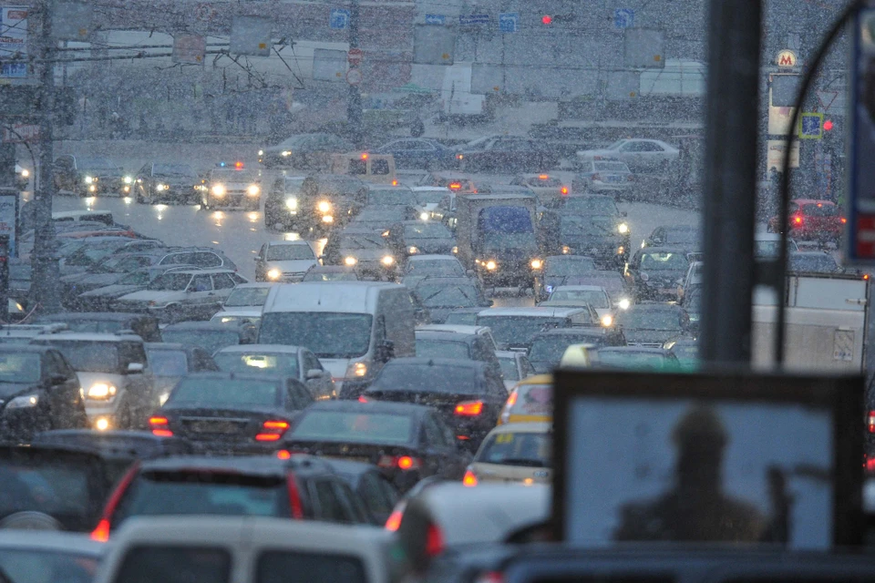 В обе стороны стоят машины на Александровском и Култукском трактах