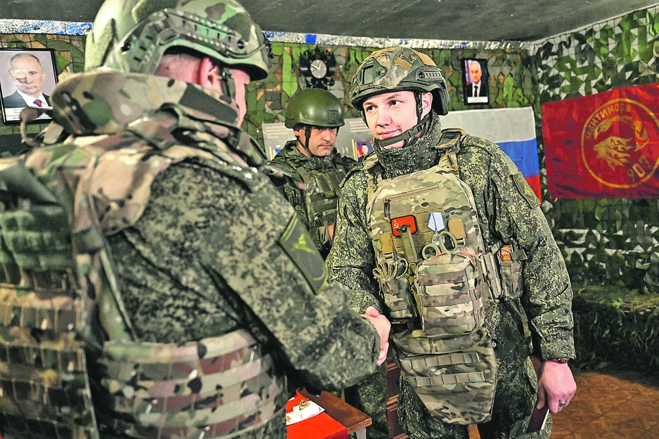 Ко Дню военного разведчика, который отмечается 5 ноября, на Красноармейском направлении СВО военнослужащие группировки войск «Центр» получили заслуженные награды.