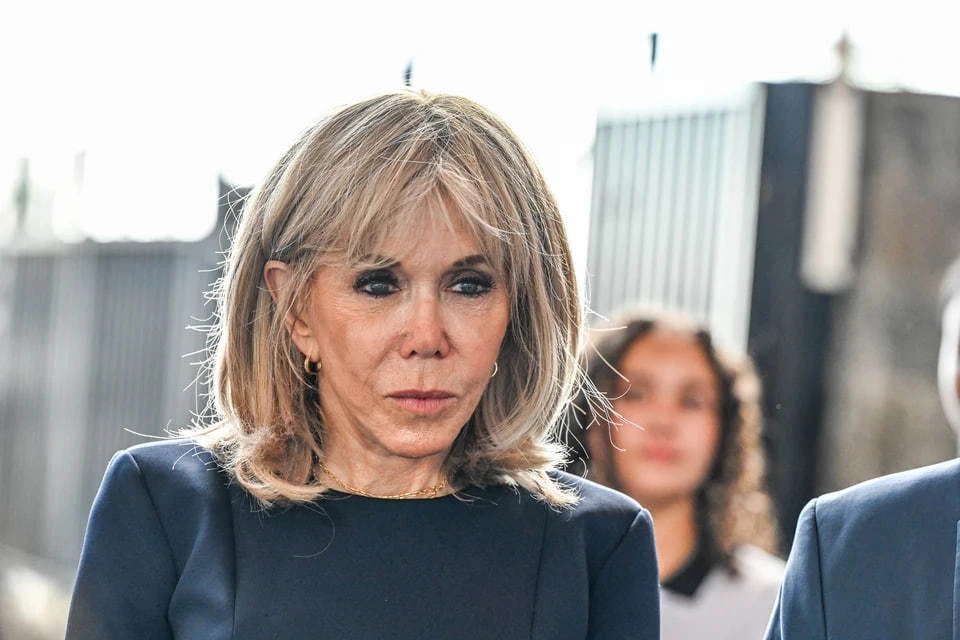 DM: Брижит Макрон опасается надевать облегающие брюки на фоне слухов о ее поле