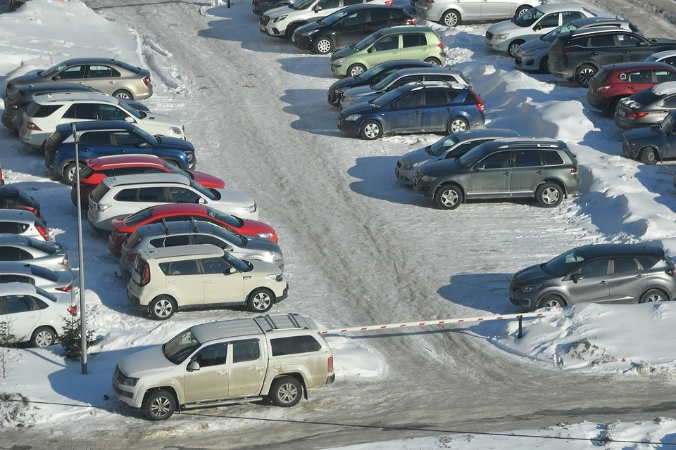 Машины заносят колесами грязь на пешеходную зону.