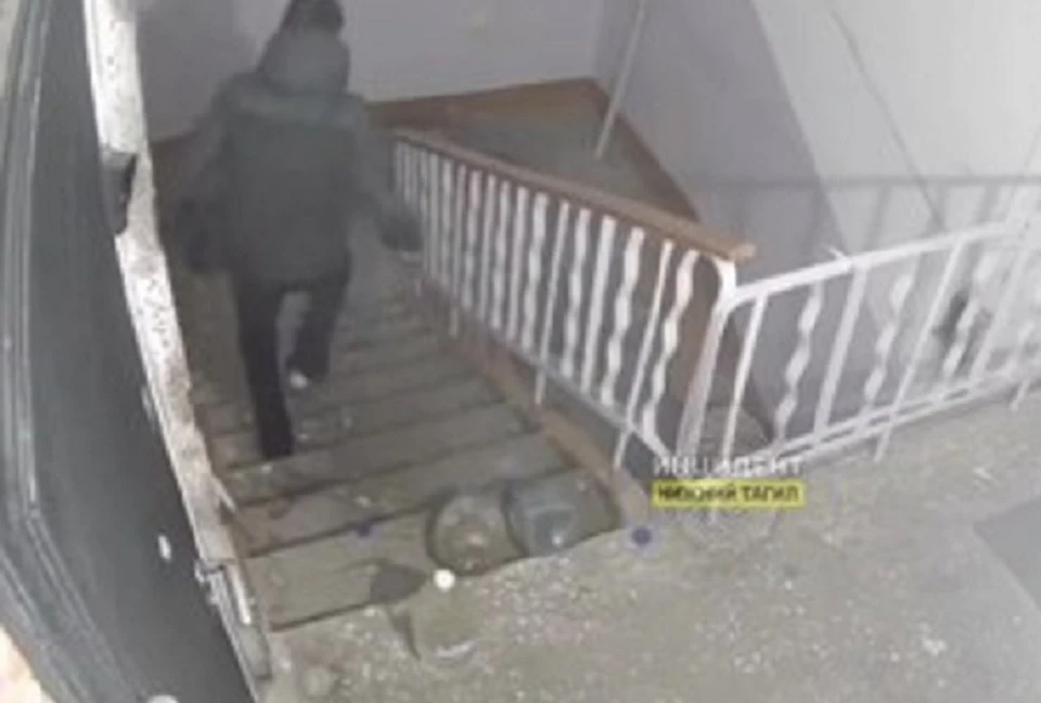 Подростки повадились разливать жидкость в подъезде. Фото: скриншот видео