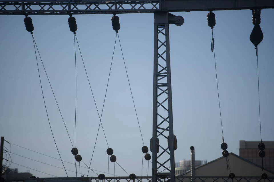 Из-за масштабной аварии на высоковольтной линии электропередачи без света остались тысячи горожан.