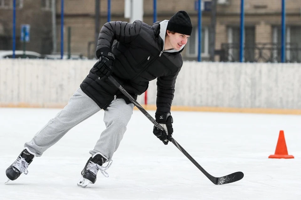 Виталий Кравцов в хоккейной школе «Торпедо», февраль 2025 г. Фото: ХК «Трактор»