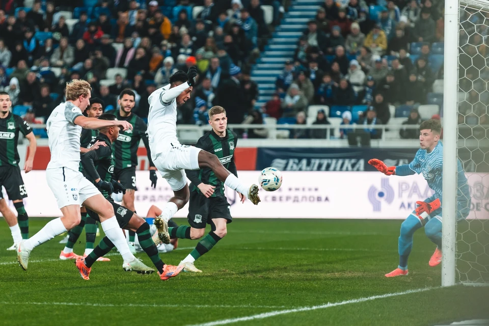 Ответом на быстрый гол гостей стал мяч, который забил Брайан Хиль.