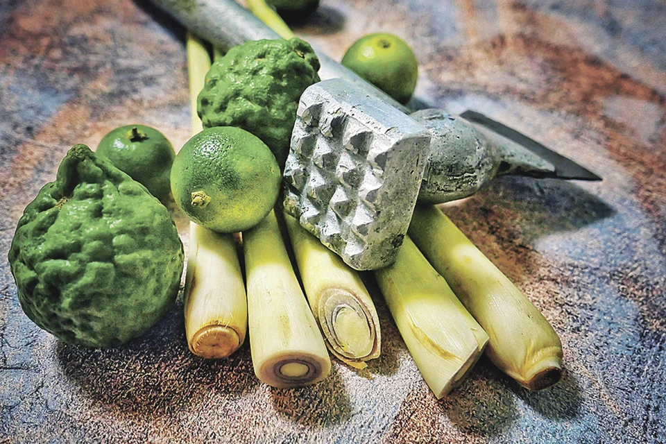 Лемонграсс, молоток и лаймы, которым тоже придется нелегко.