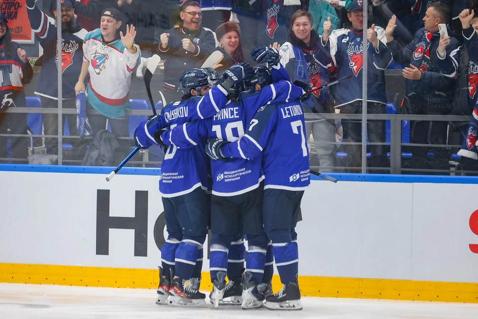 «Торпедо» одолело «Локомотив» в упорном матче со счетом 2:1.