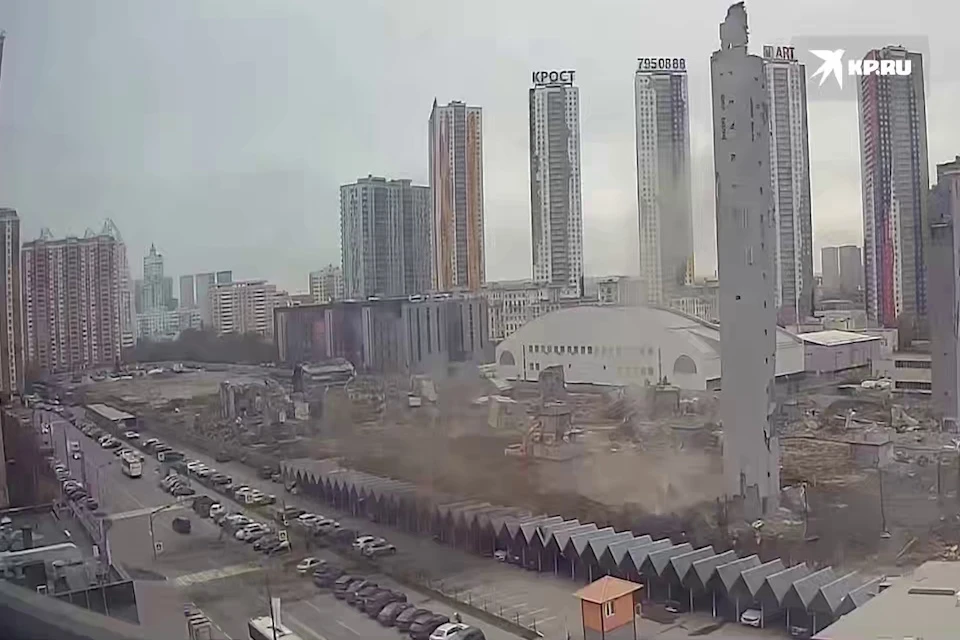 В Красногорске при сносе колонны «Снежкома» обломками засыпало машины