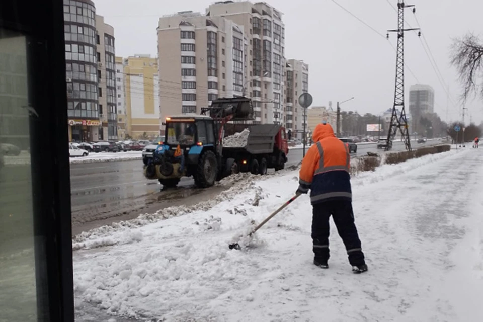 Уборка снега в Барнауле проходит в круглосуточном режиме