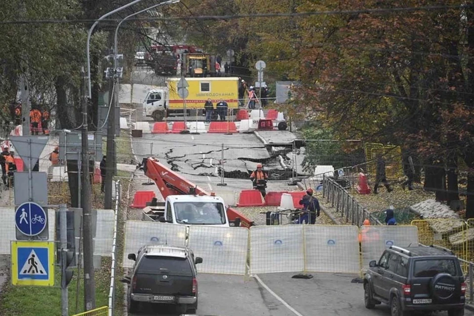 Специалисты уже очистили береговую линию и начали наполнять ручей чистой водой.