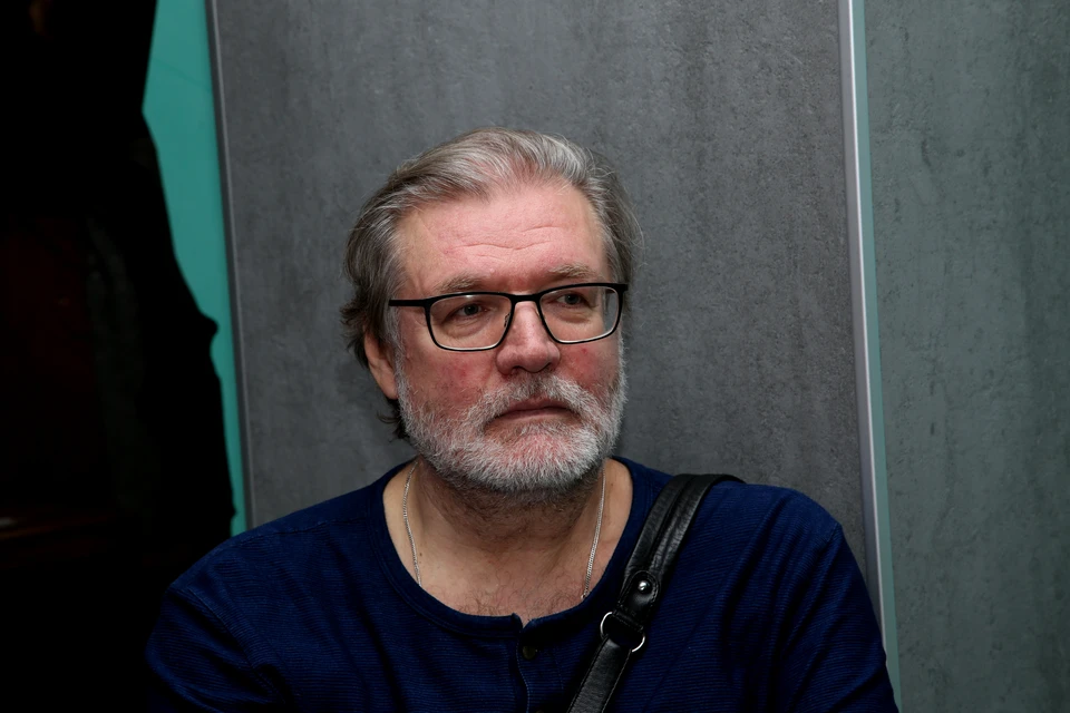 Цветы собирают уже на отдельный стол: Видео с прощания с актером Владимиром Симоновым