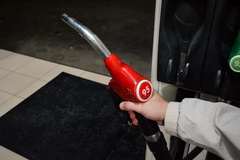 Бензин на АЗС в России подешевел впервые с весны 2024 года