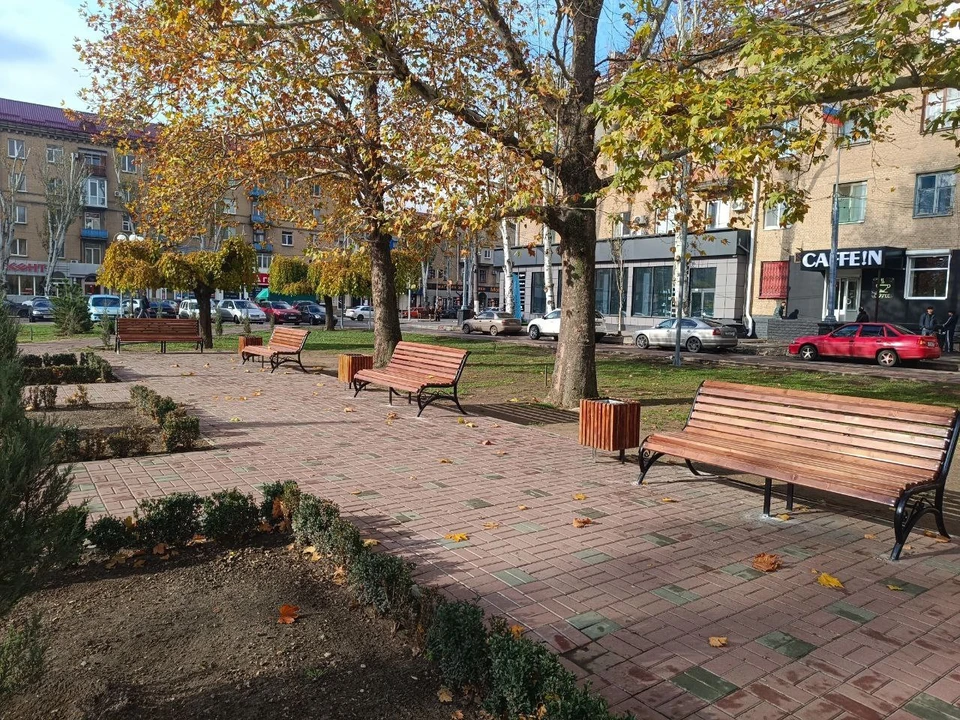 На площади Победы установили новые скамейки. Фото - администрация Мелитополя