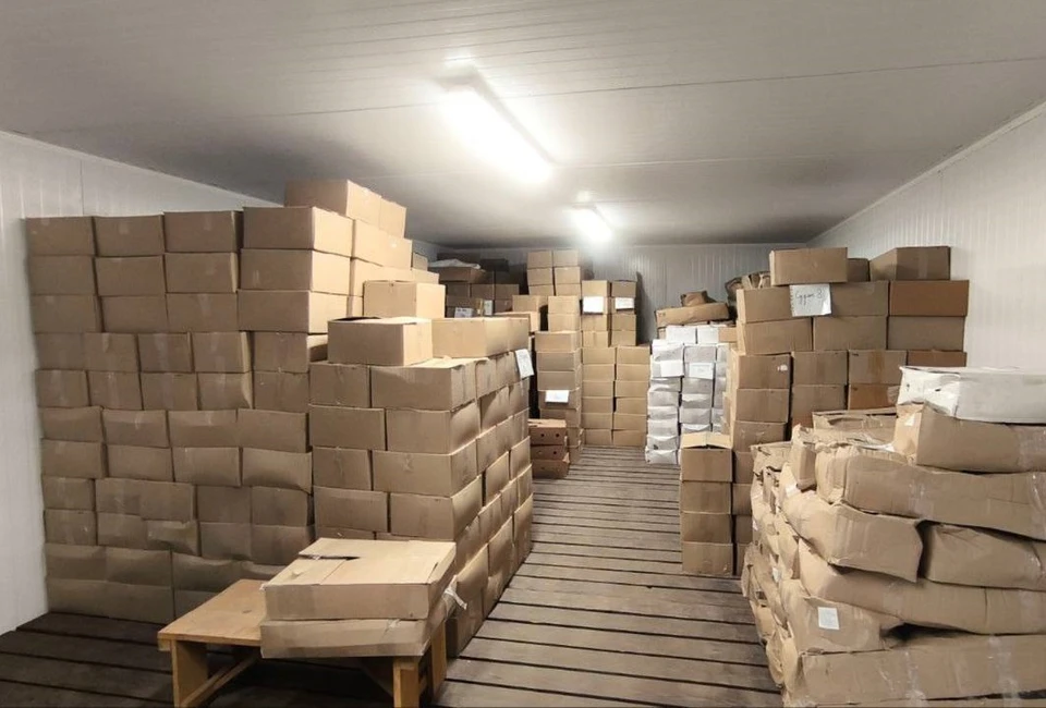 Гараж превратился в склад, где хранились сотни коробок с вяленой рыбой.