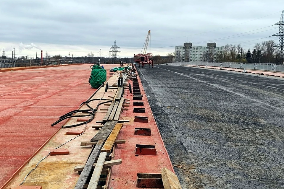 На одной стороне - гидроизоляция, на другой - уже слой асфальтобетона.