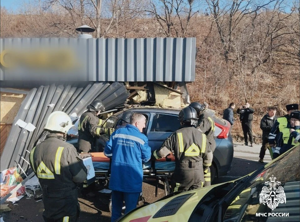 Во Владивостоке иномарка врезалась в пит-стоп, погибла женщина. Фото: МЧС Приморского края