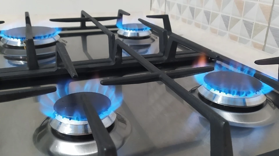 Причиной запаха газа на улице и в помещении является добавление в газ одоранта для выявления утечек газа