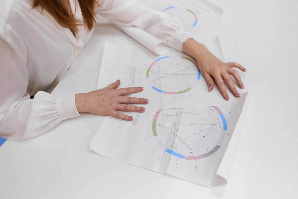 Астролог посоветовала заглянуть в свои натальные карты