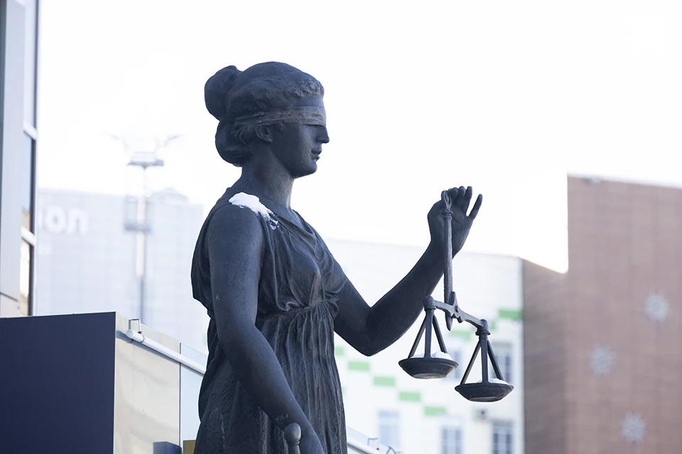 В отношении подозреваемого возбудили два уголовных дела по ч. 3 ст. 30, ч. 4 ст. 159 УК РФ - покушение на мошенничество в особо крупном размере.