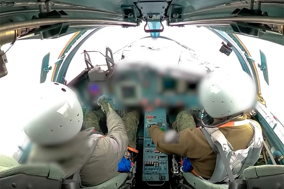 Массированным ударом высокоточным оружием большой дальности воздушного, наземного и морского базирования ракетами «Кинжал» и ударными беспилотниками были разрушены объекты военно-промышленного комплекса и энергетики Украины