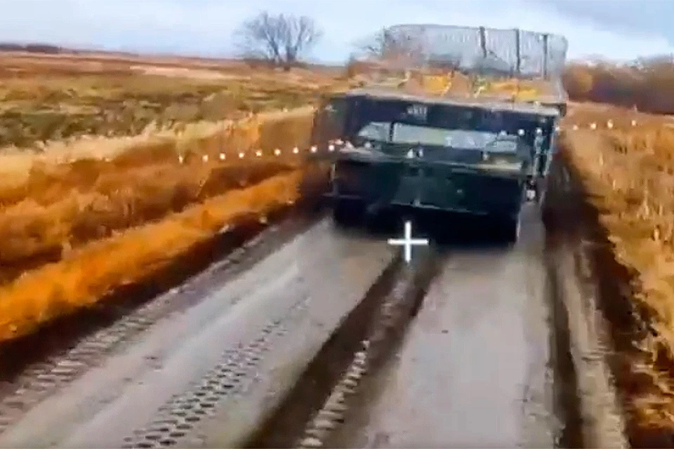 Наши воины демонстрируют точные удары беспилотниками по вражеским бронемашинам