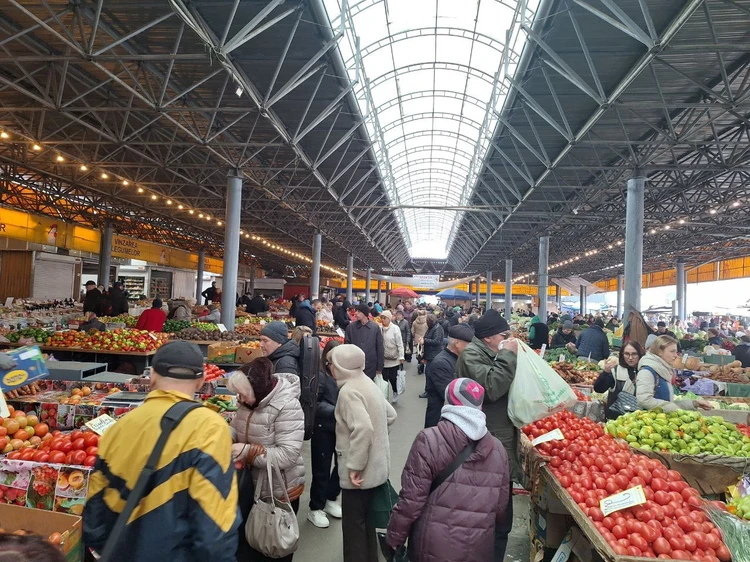 На Центральном рынке Кишинева одна копченая скумбрия стоит, как килограмм мяса, но на треть дешевле, чем в супермаркетах: Почем самые популярные продукты - обзор цен