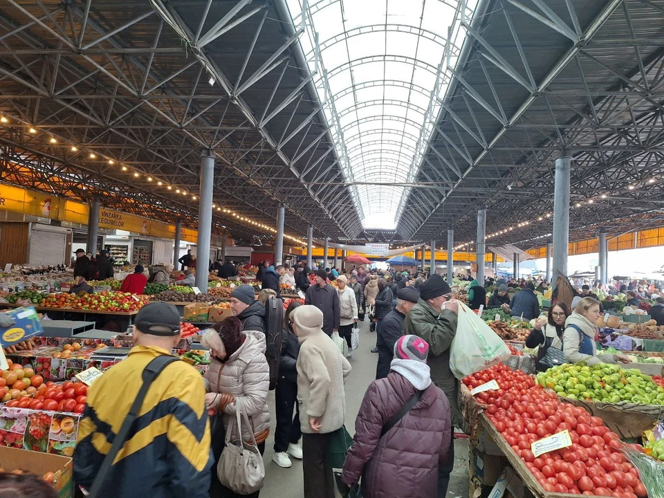 На Центральном рынке всегда много людей.