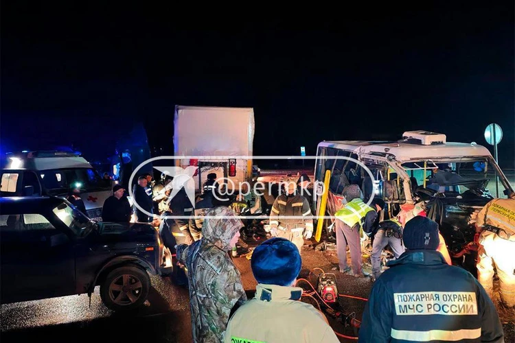 «Двух человек зажало под фурой»: подробности ДТП на трассе Пермь – Екатеринбург, где семь погибло и более 10 пострадало