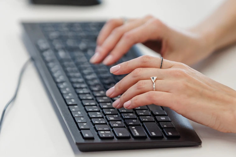 В России расширили список доступных при ограничениях связи сервисов: какие сайты в него вошли