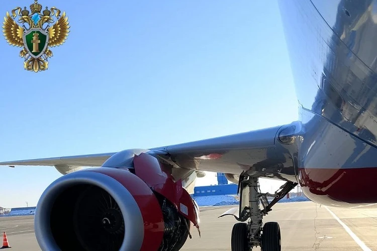 90 пассажиров на борту: летевший в Благовещенск самолет экстренно сел в Хабаровске