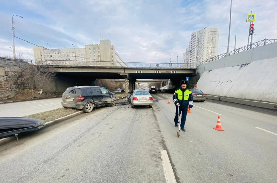 Мужчину и женщину доставили в больницу с травмами головы. Фото: ГАИ Екатеринбурга