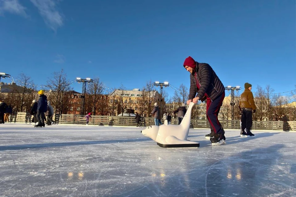 Первый в этом сезоне каток заработал в Петербурге.