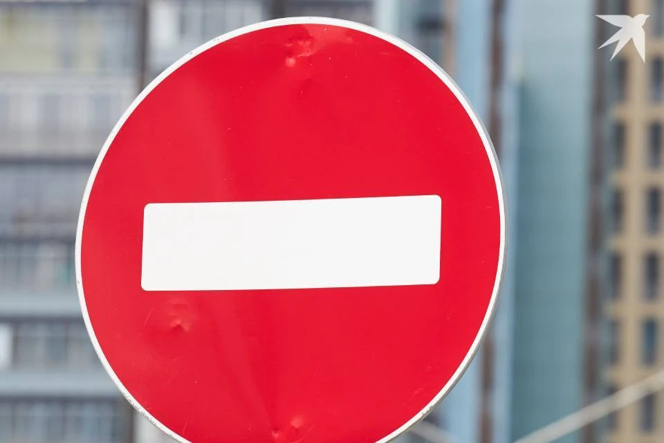 Из-за шторма в Мурманской области перекрыли часть дорог.