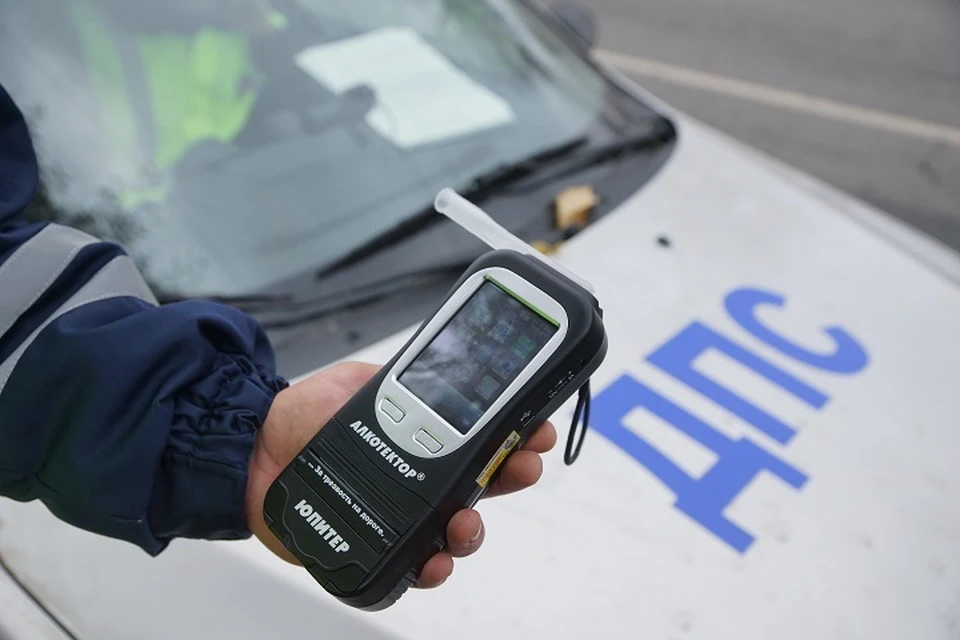 Toyota RAV4 вылетела на тротуар после аварии в Хабаровском крае