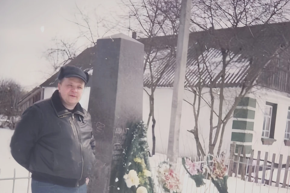 Москвич Григорий Иванов на могиле своего прадеда в Житомирской области. Фото предоставлено Григорием Ивановым