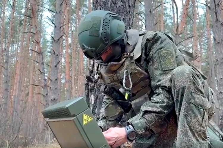 Вчерашние студенты крепят спутниковую связь между штурмовыми отрядами